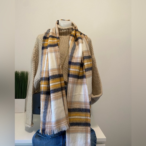 Chic fall scarf - Picture 3 of 4